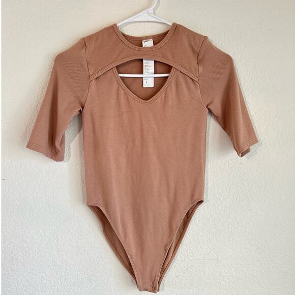 Fabletics Finley Cutout Seamless Desert Nude Beige Bodysuit Size Small - Picture 3 of 12
